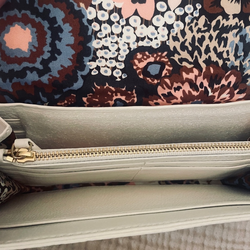Vera Bradley quilted leather wallet. 8โ x 4.5โ. NWOT. - Picture 3 of 4